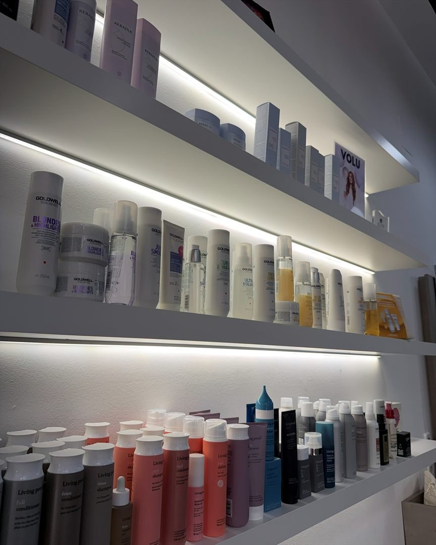 Estanterías con productos de cuidado capilar a la venta en el salón