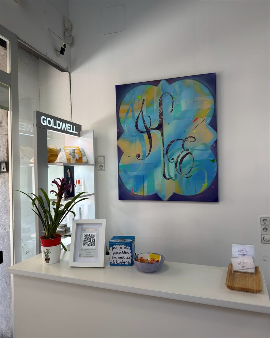 Recepción de Hidalgo Estilistes con el cuadro del logotipo del salón