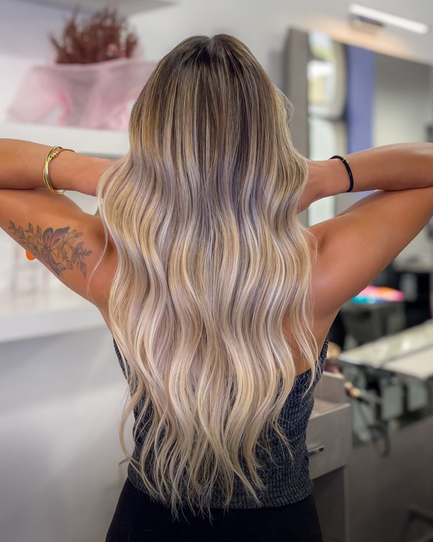 Balayage rubio en melena larga con ondas