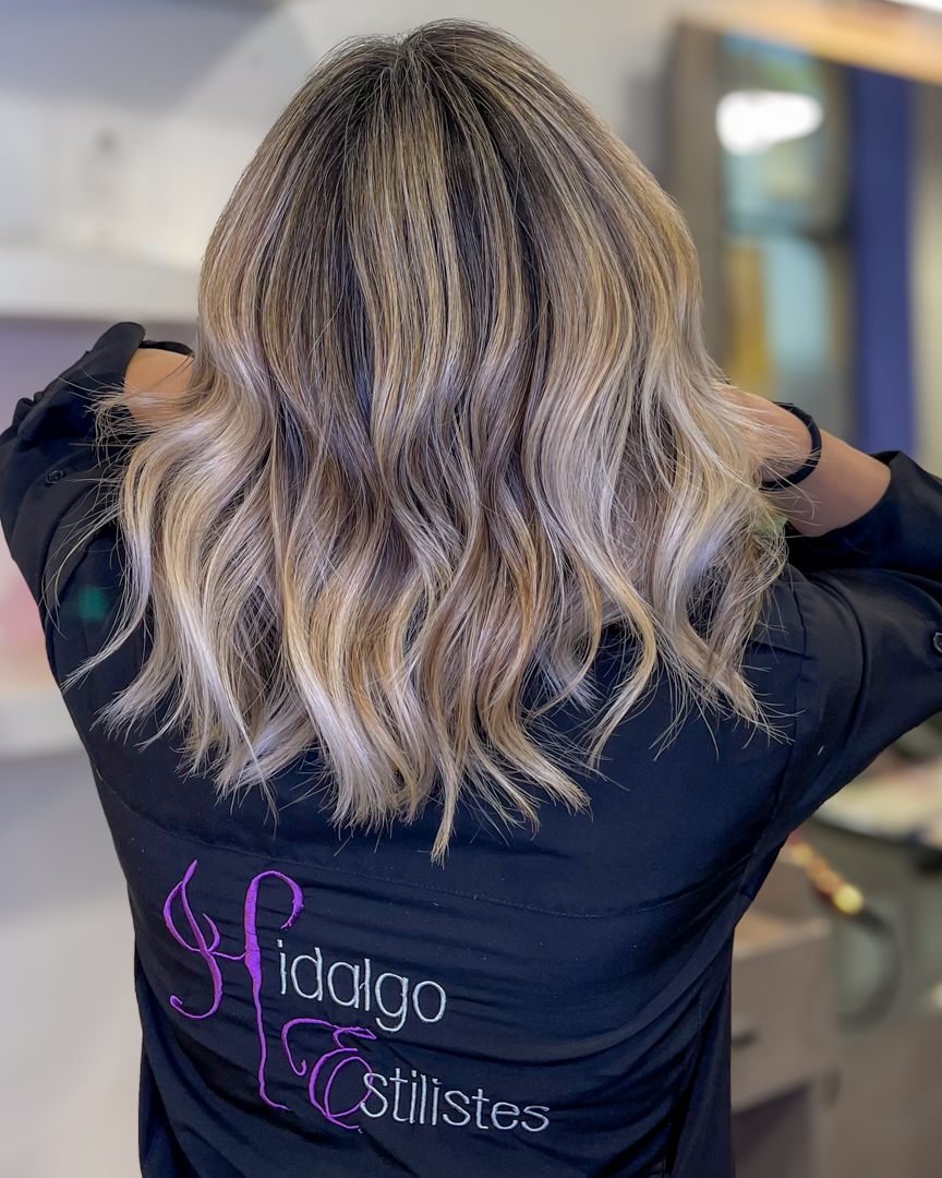 Balayage rubio en melena media, con la capa de Hidalgo Estilistes