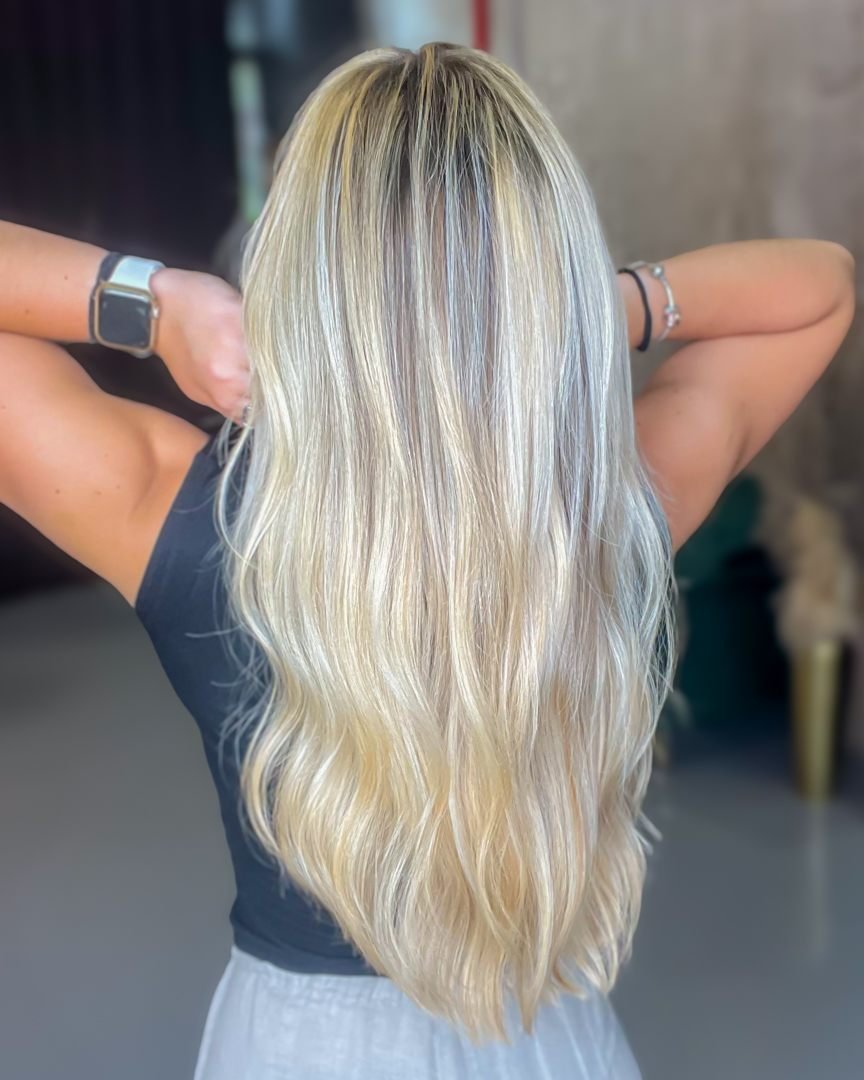 Full blond con ondas en melena larga