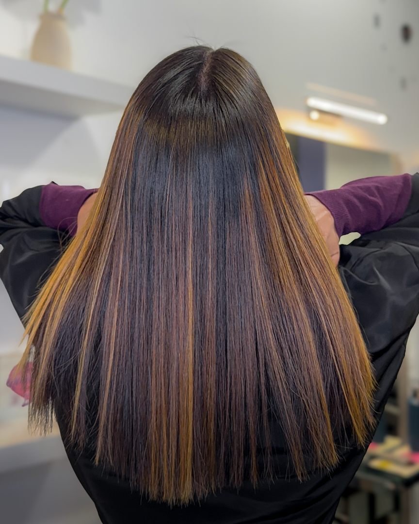 Mechas cobrizas en cabello oscuro