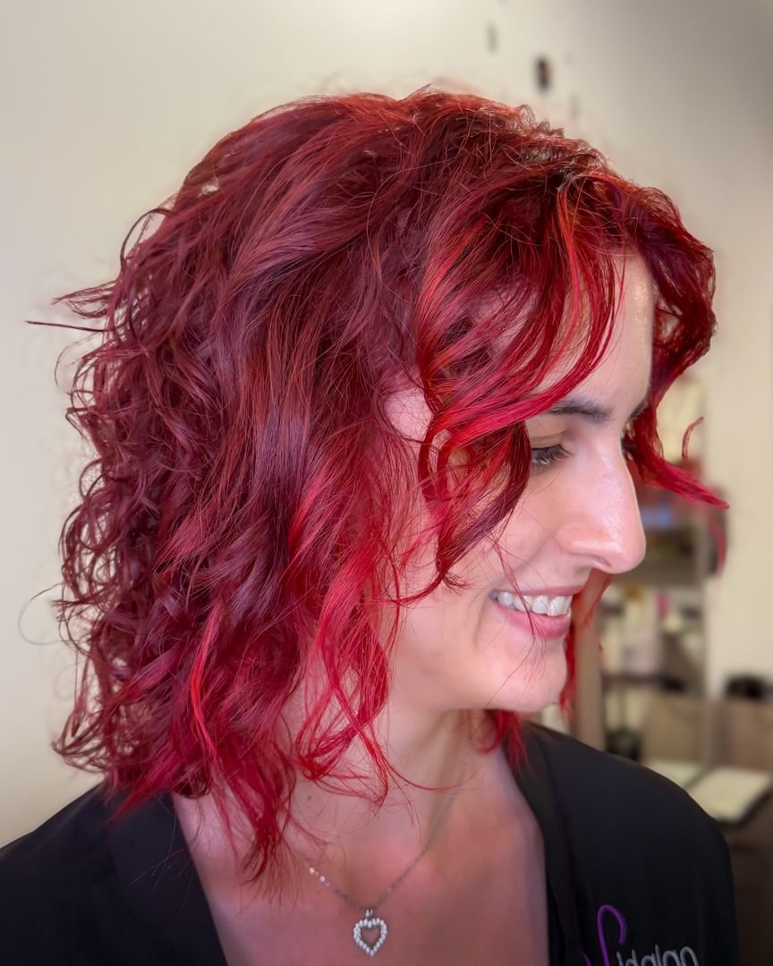 Color rojo en melena rizada