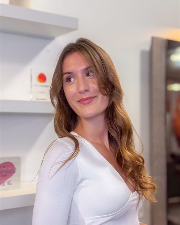 Melena ondulada tras un tratamiento de reconstrucción, corte y gloss